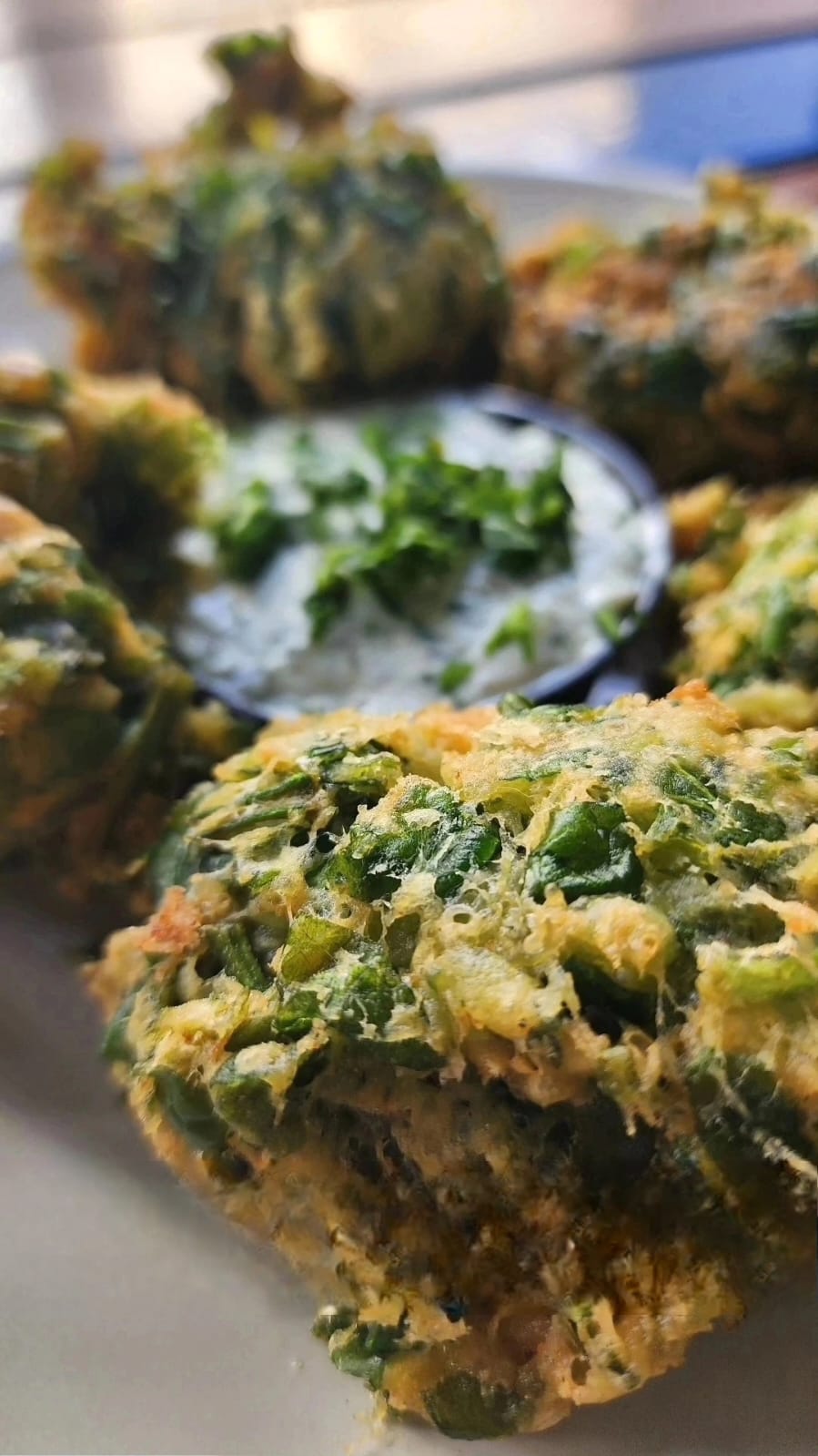 Buñuelos de espinaca, queso feta y parmesano con dip de tsatsiki — Panagiotis Deli Griego Buenos Aires