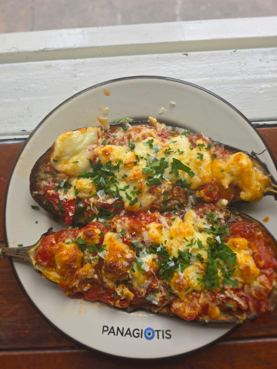 Papoutsakia — berenjenas rellenas de carne y bechamel, Panagiotis Deli Griego
